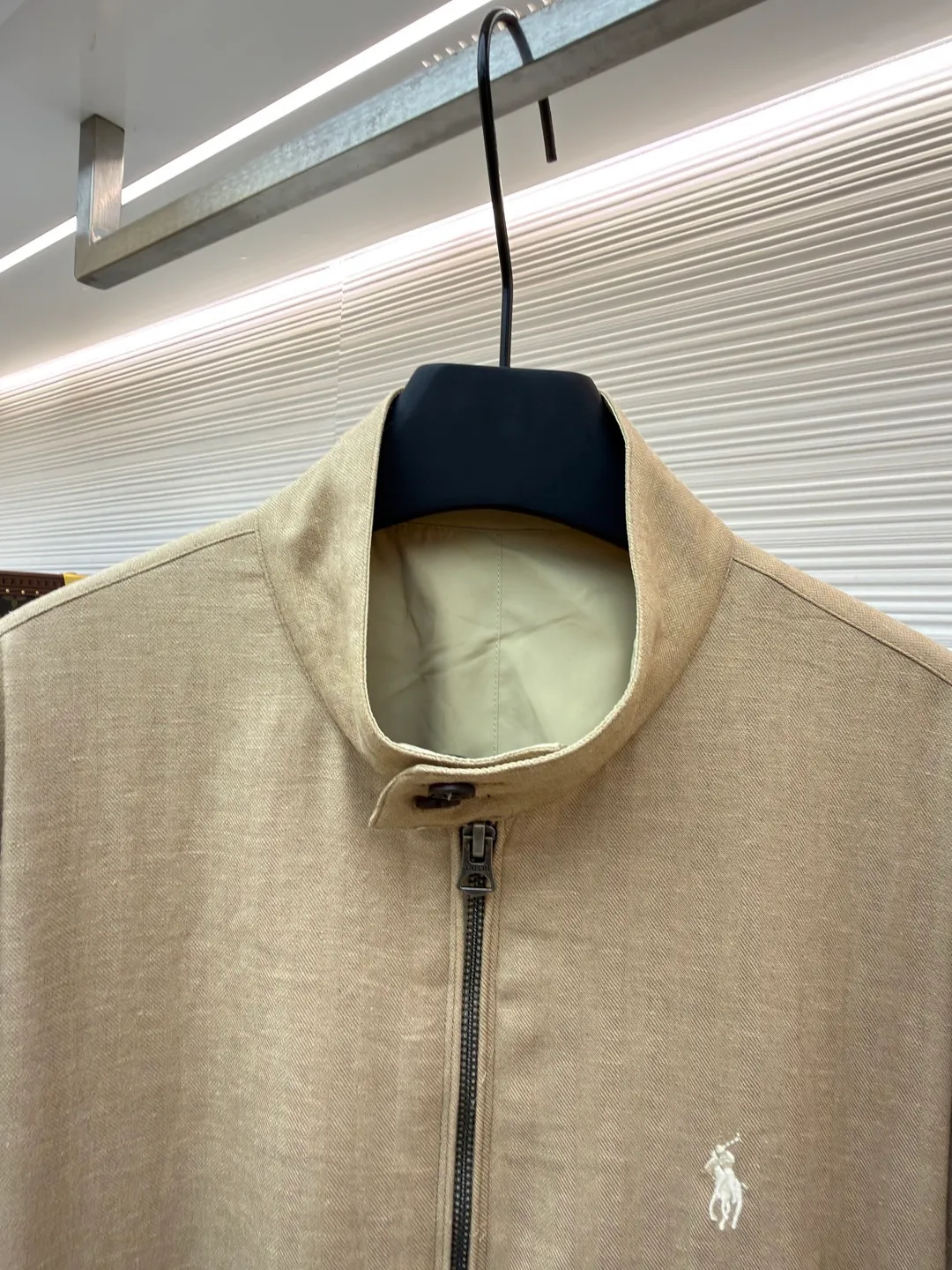 P630 Ralph Lauren logo embroidered reversible jacket ●Original version: Purchased and developed for 3990 ●Item number: 1681791-B75 ●Material: matte moire taffeta fabric ●Technology: embroidery production ●Color: khaki ●Version: fitted version ●Weight: about 520g ●Size: S-M-L-XL ●Description: Customized matte moire taffeta and twill jacquard brocade, light and tough Smooth drape, comfortable and skin-friendly, khaki brown tone, calm and noble, twin clothes, unlimited style. One side is decorated with twill jacquard brocade, which has its own retro filter, like an old-school gentleman's pocket watch gear. The other side is made of matte moiré taffeta, which has a relaxed breathing feeling. Casual and casual genes, exquisite pony logo embellishment, fully recognizable. The classic stand-up collar is tied with three hidden button tabs. Simplicity controls complexity. The design philosophy hidden in the details. Double-sided style. One garment hides old money and slack. It adopts imported machine embroidery technology. It uses advanced computer control system and precision mechanical components to realize the iconic pony embroidery operation. High precision. The lines are smooth and delicate. The template machine opens the bag. The preset template guides the position, shape and size of the bag. The accuracy ensures the quality of the bag opening effect. Ergonomic three-dimensional cutting. Return to traditional craftsmanship through segmentation, folding, shrinking and stretching. The so-called slow work produces fine work, which is respect for the material. The pursuit of hand feel requires complex and tedious workmanship, slow aging, high wear and tear, and the fabrics have been carefully washed to provide better hand feel and texture, not easy to deform, not easy to shrink, not easy to fade, and maintain long-term beauty. The overall wiring is straight and delicate, the fabric is comfortable and soft, and the color is consistent without color difference. It can be matched with the same style to create a fashionable look and control various occasions. Customized accessories, complete with three standards, same style for men and women!